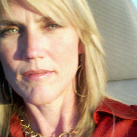 Meet your Posher, Debbie - Picture 2 of 2