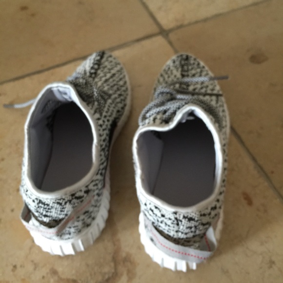 Women yeezeys stylish shoes - Picture 2 of 4