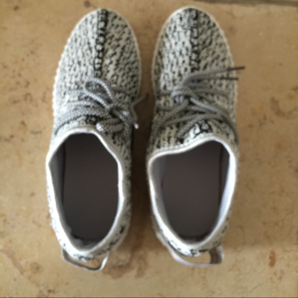 Women yeezeys stylish shoes - Picture 3 of 4