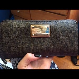 Micheal Kors 'Jet Set Travel' wallet