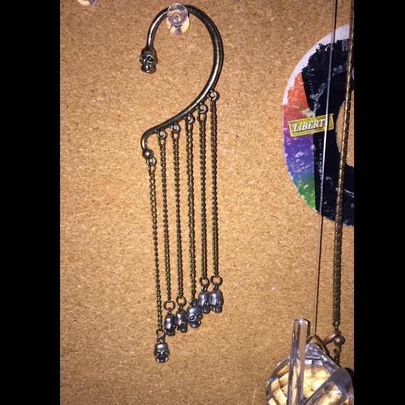 Over the ear cuff with skull detail. - Picture 3 of 3