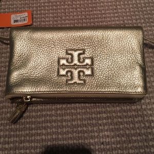 Gold Tory burch clutch. Removable strap.