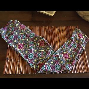 NWT Lularoe leggings Celtic knots. OS