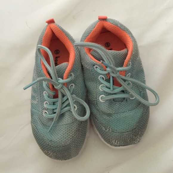 Sneakers size 6