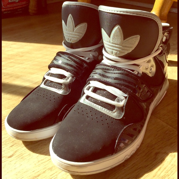 🚨SOLD🚨Adidas Hightops - Picture 1 of 4