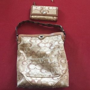 Matching coach purse and wallet. Great for fall🍁