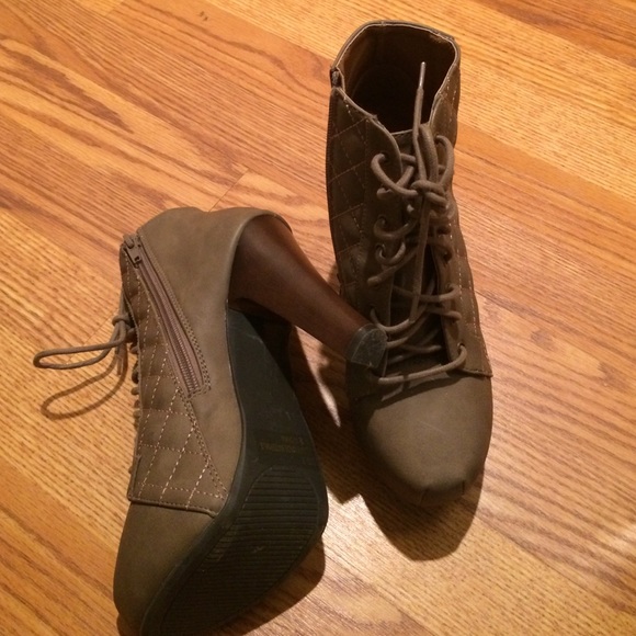 Heeled booties - Picture 2 of 2