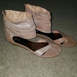 Tan thong gladiator sandal with small wedge