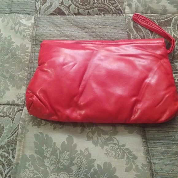 Red clutch - Picture 2 of 3