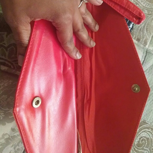 Red clutch - Picture 3 of 3