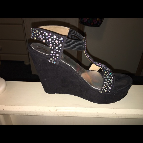 Selling black high heels 👠