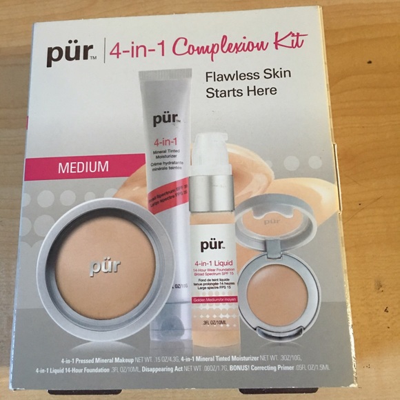 Pur Minerals 4 in 1 Complexion Kit in "Medium."