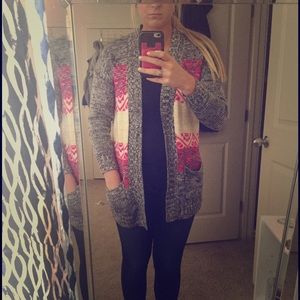 Gray pocket sweater with pink and cream print