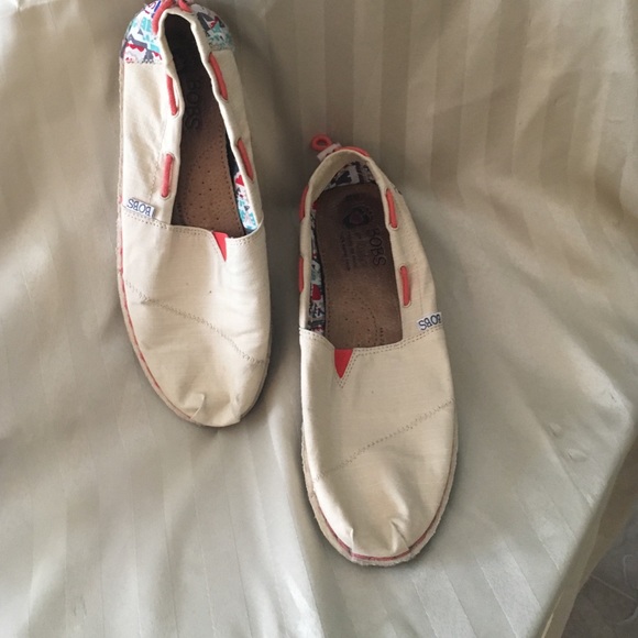 A pair of sketchers "Bobs"