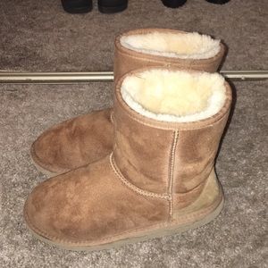 Chestnut short uggs 😀(sold)