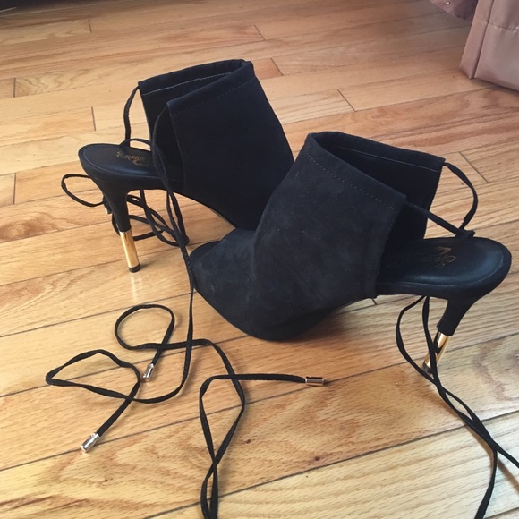 Black peep toe pumps