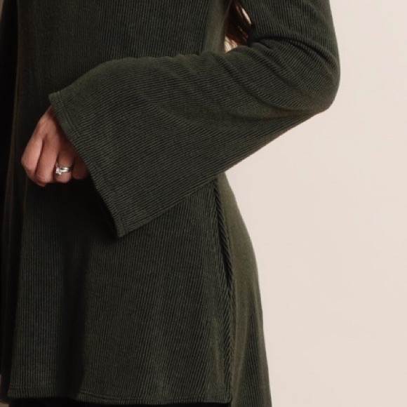 Off Shoulder Ribbed Long Sleeve Tunic Top - Picture 4 of 4