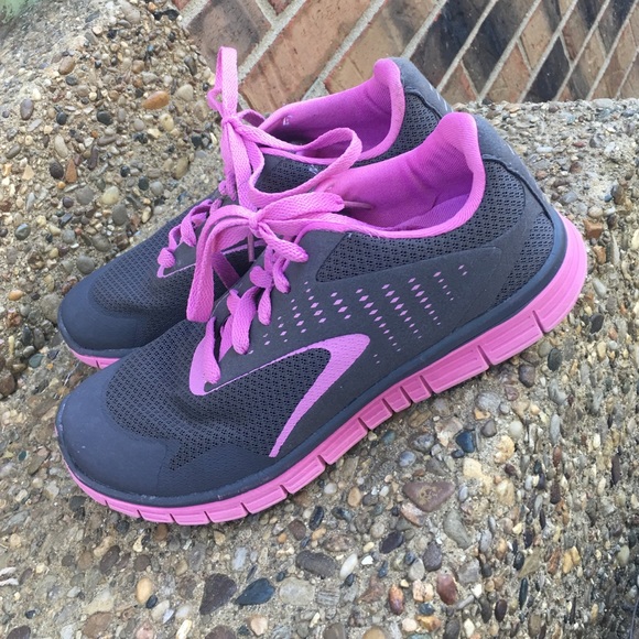 Tennis shoes