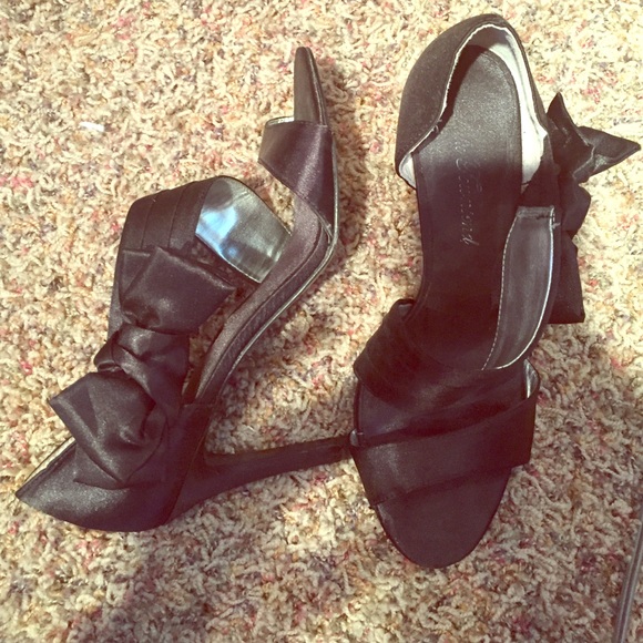 Black heels with bow