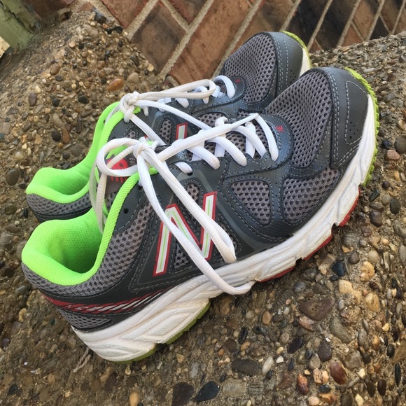 Women's size 6 New Balance shoes.