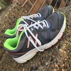 Women's size 6 New Balance shoes.