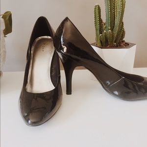 shiny black pumps