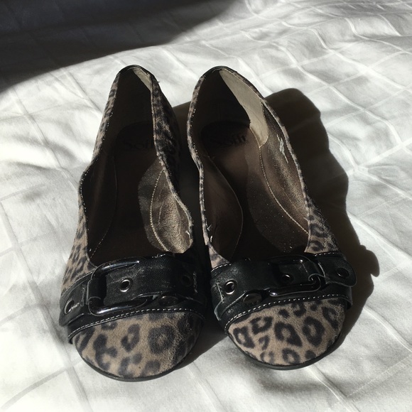 Sassy gray leopard print flats go with everything