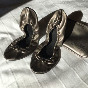 Silver foldable flats fit sizes 7-10.5