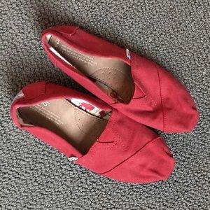 Barely worn red classic Toms size 9.5