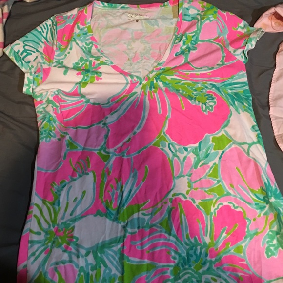 Lily Pulitzer v neck - Picture 1 of 2