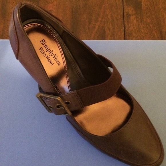 Vera Wang brown shoes 7 1/2 never worn