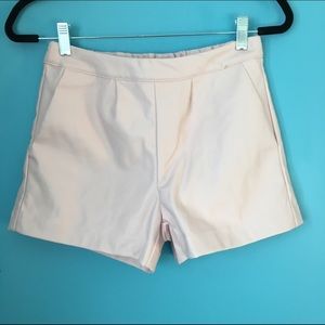 High-waisted vegan pleated baby pink shorts