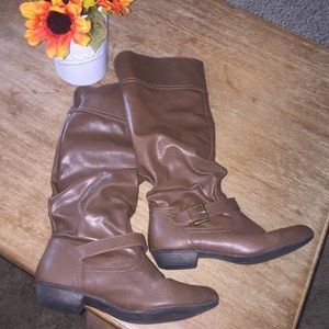 Brown boots w/buckle