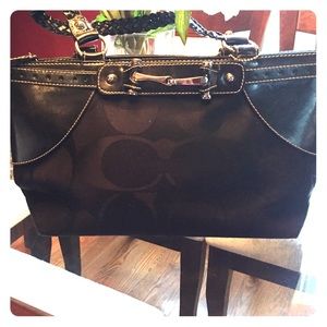 Excellent condition Med sized Coach purse!