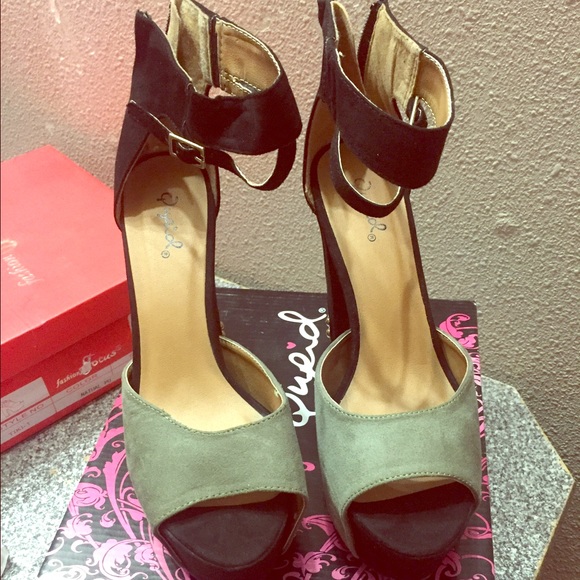 Brand new black/gray suede platform size 7 - Picture 1 of 4