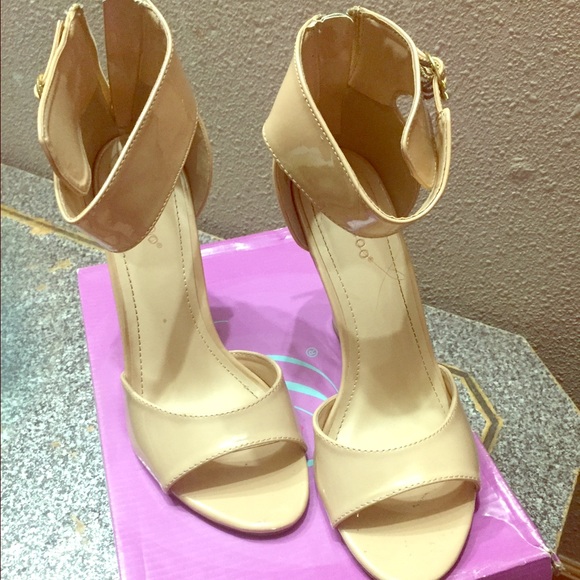 Tan size 7 wedges .. great for everyday wear