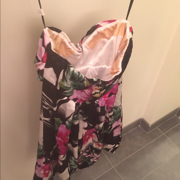 Cache Dress - Picture 4 of 4