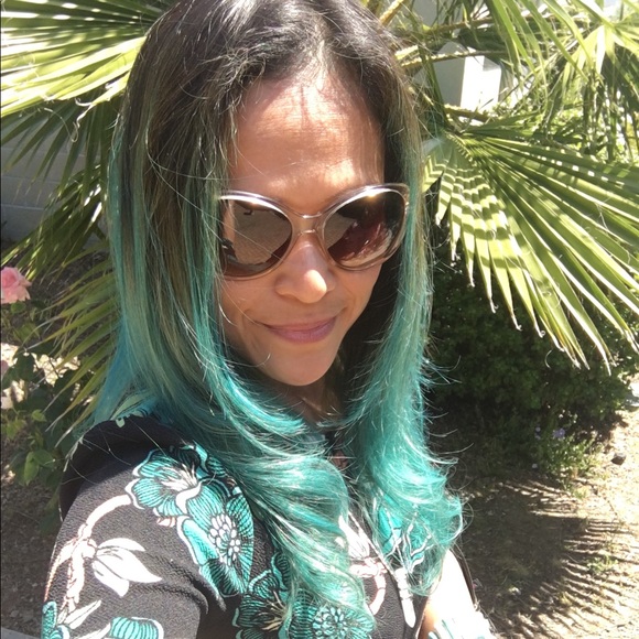 Meet your Posher, Tiffany! - Picture 2 of 4