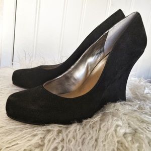 Nine West black suede wedges 😎