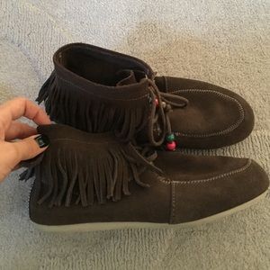 Freshwater fringe boots, size 8 suede preowned