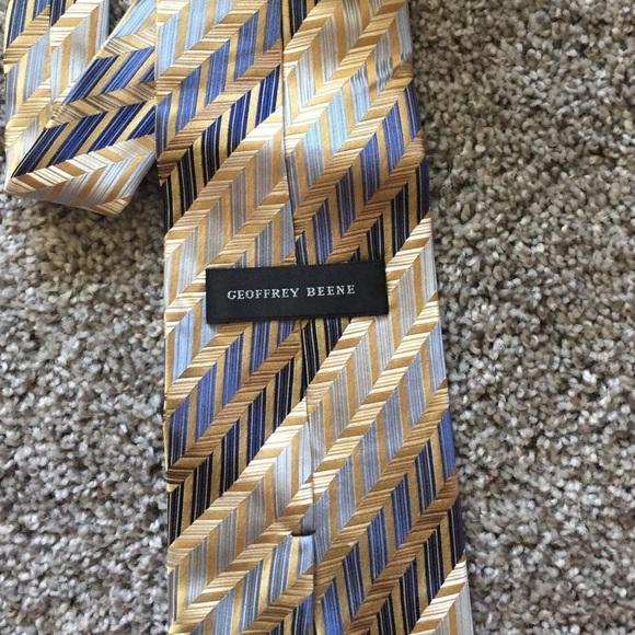 Gold Geoffrey Beene tie - Picture 2 of 2