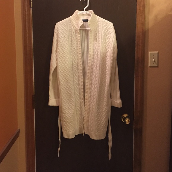 ❄️❄️ White Cable Style Sweater ❄️❄️