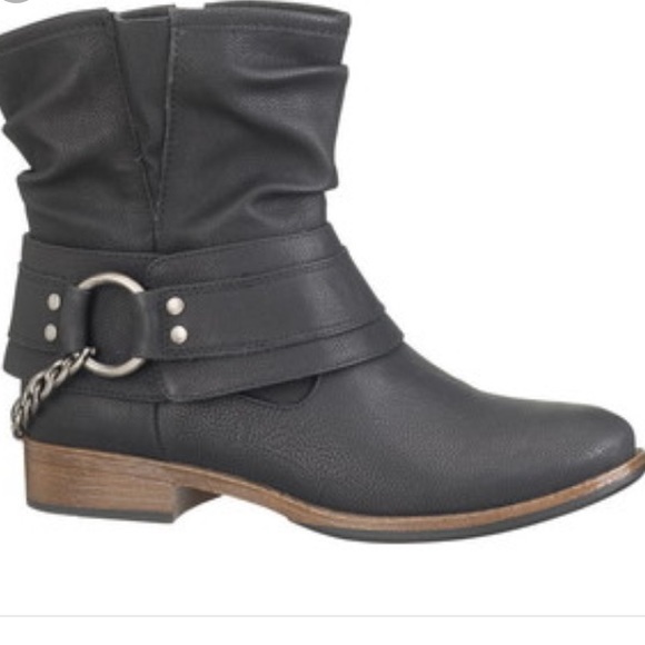 🚨 MAKE AN OFFER🚨 Black Booties w chain detail