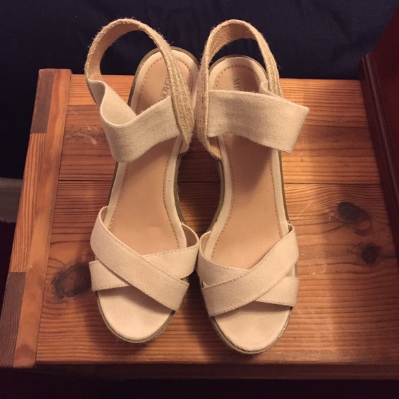 Beautiful Tan Wedges!