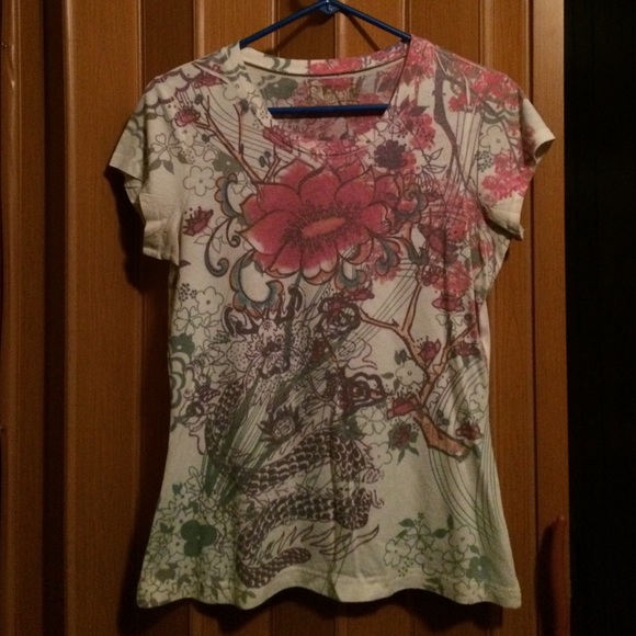 T-shirt tattooed appearance