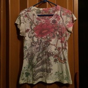 T-shirt tattooed appearance