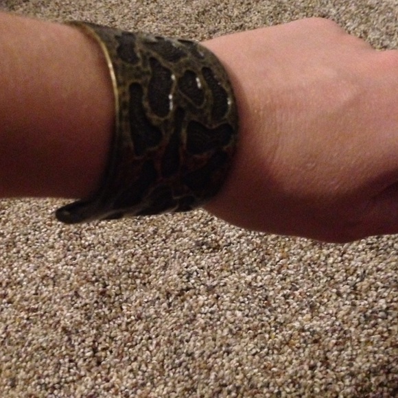 Printed statement cuff - Picture 1 of 4