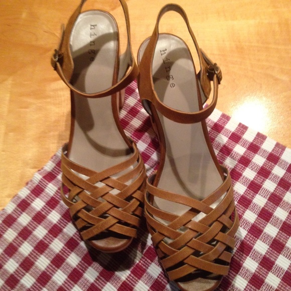 💗💜 Beautiful Hinge Sandals 💜💗 - Picture 2 of 4