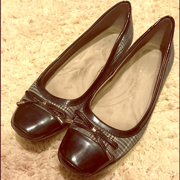 Naturalizer Black Flats