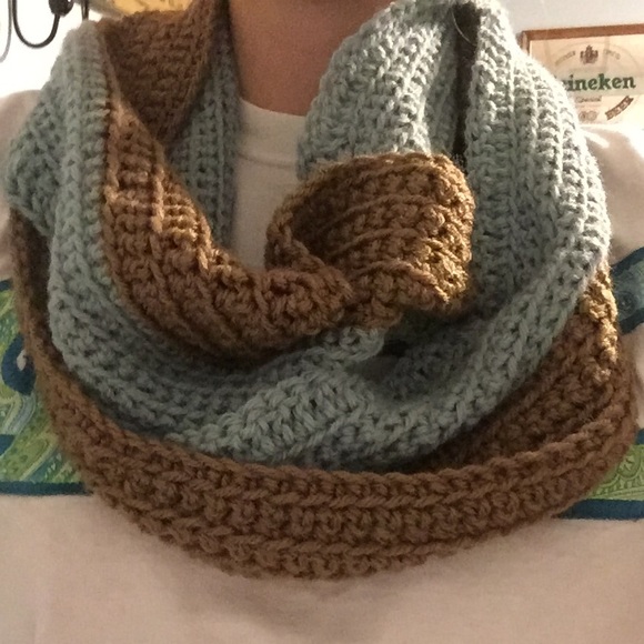 NEW Handmade Infinity Scarf - Picture 2 of 3